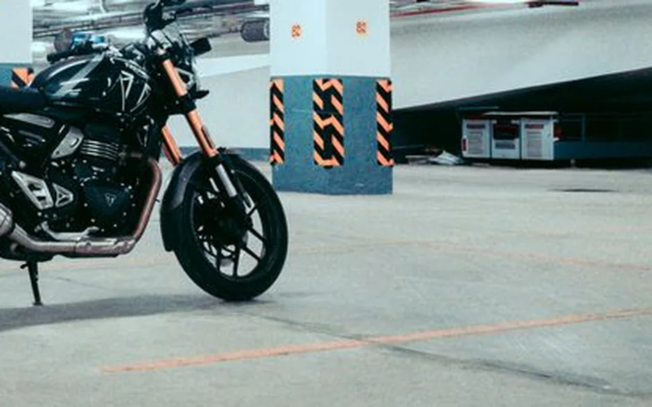 Motard à côté de sa moto après un sinistre
